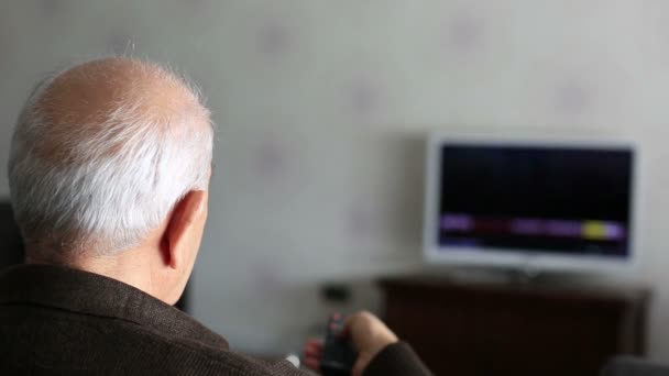 Uomo anziano guardando la televisione — Video Stock