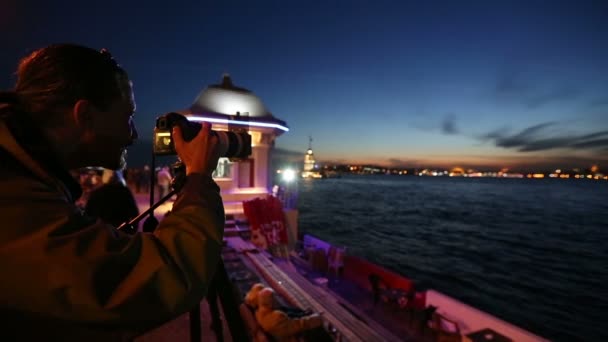 Fotógrafo tiroteio à noite cidade 2 — Vídeo de Stock