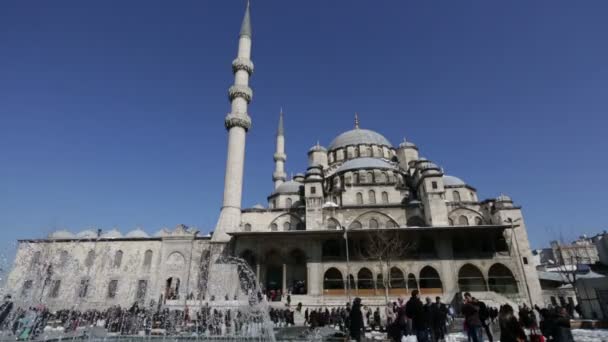 Brunnen mit Yeni Cami Moschee — Stockvideo