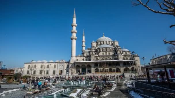 Fotografování časosběrných, dav na návštěvě Yeni Cami mešita — Stock video