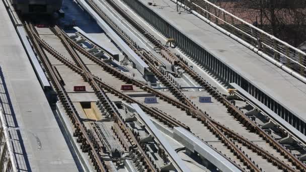 U-Bahn-Brücke und Station 5 — Stockvideo