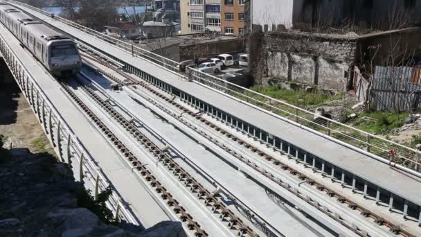 Moście kolejowym metra i stacji 13 — Wideo stockowe