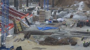 zaman atlamalı inşaat alanından ağır ekipman ve işçi 1 ile