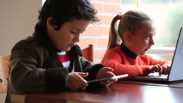 Niños estudiando en el aula — Vídeo de stock