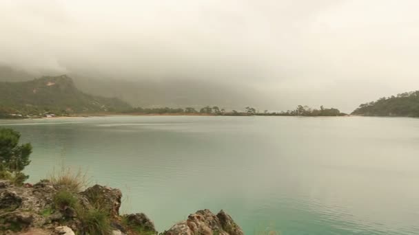 蓝色泻湖和海滩在死海 (蝴蝶谷) — 图库视频影像
