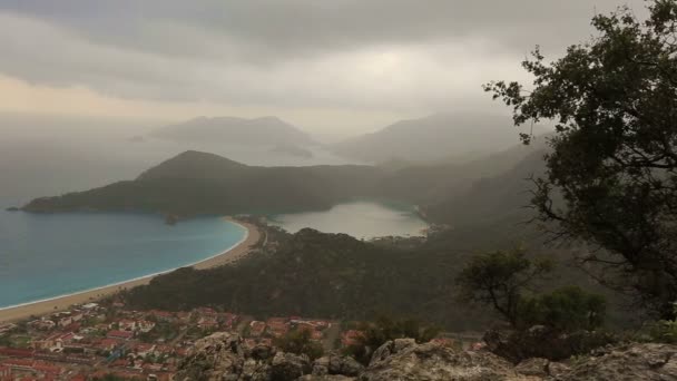 Μπλε λιμνοθάλασσα και παραλία στη Νεκρά Θάλασσα (Ολουντενίζ) — Αρχείο Βίντεο