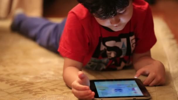 Маленький симпатичный ребенок с помощью цифрового планшета — стоковое видео