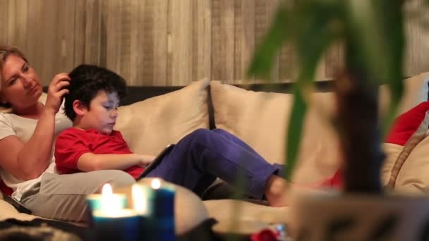 Mother and son using digital tablet 2 — Stock Video