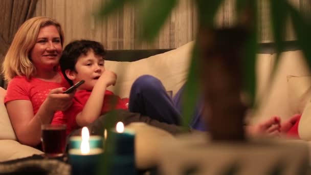 Mãe e filho assistindo filme de comédia — Vídeo de Stock