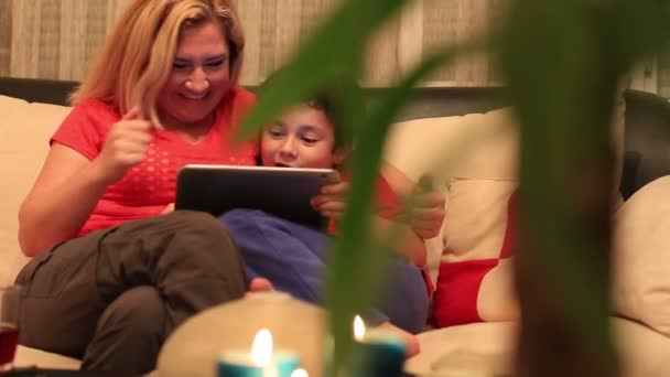Anne ve oğlu dijital tablet kullanma — Stok video