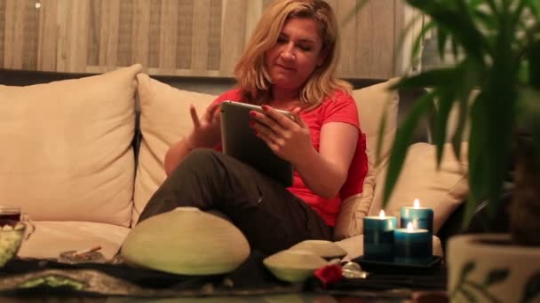 Femmes blondes utilisant une tablette numérique — Video