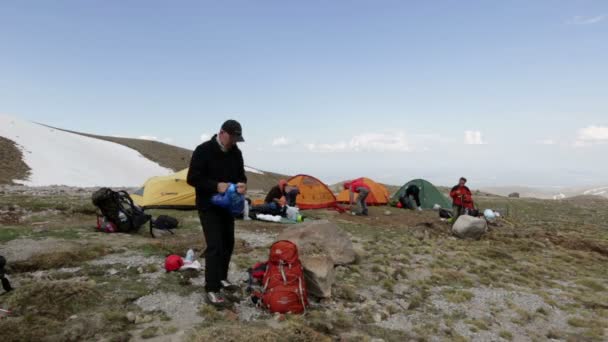 Кемперы ставят палатку на горе — стоковое видео