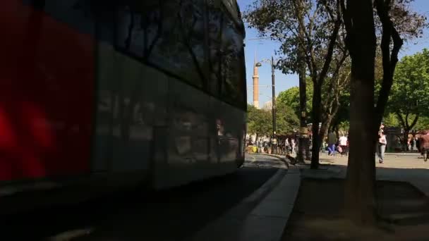 Трамвай с Хагией Софией проходит по улице — стоковое видео