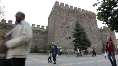 Kale ve Sokak Manzaralı