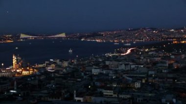 Istanbul şehir 1 gece manzarası havadan görünümü