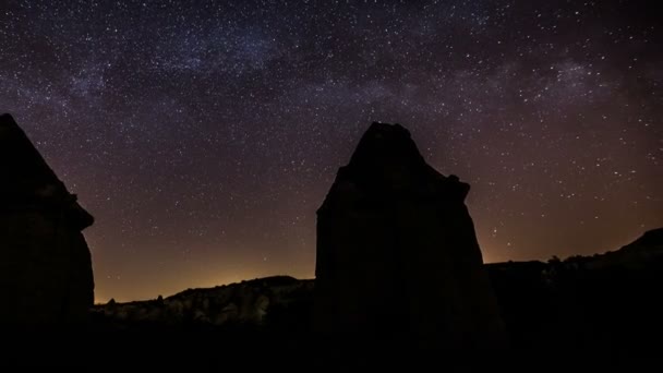 Samanyolu gece gökyüzünde — Stok video