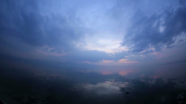 Nuages célestes au-dessus de l'océan aux heures bleues — Video