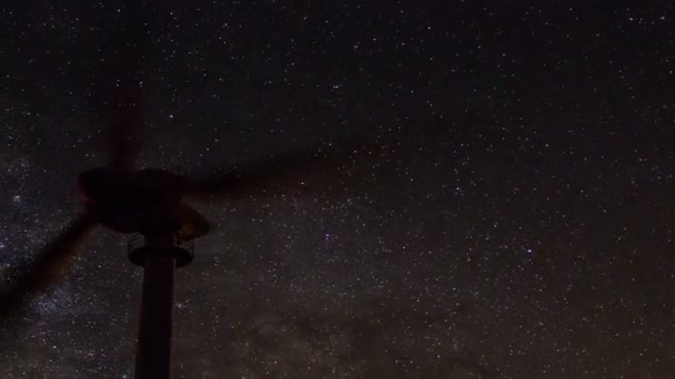 Vindkraftverk genererar ren kraft med Vintergatan — Stockvideo