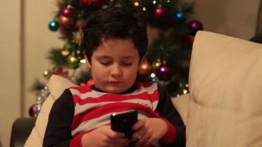 kullanarak ve smartphone oyun tatlı çocuk