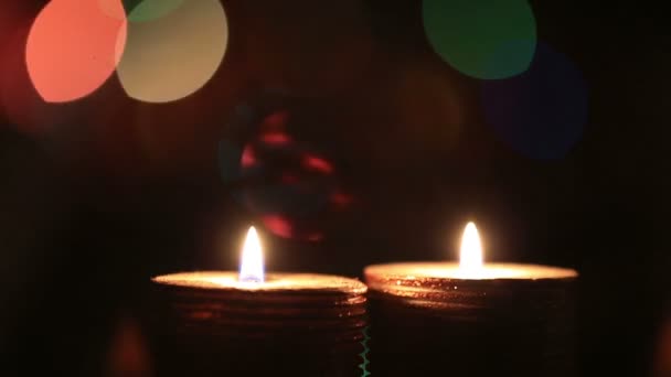 Kaars licht met Xmas achtergrond — Stockvideo