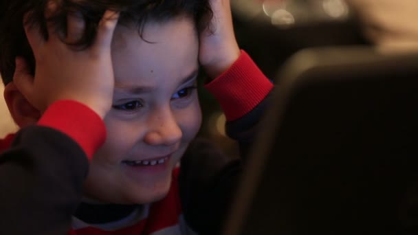 Niño viendo anime y sonriendo — Vídeos de Stock