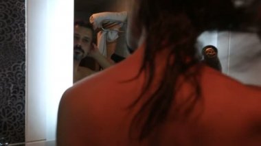 çekici bir adam kurutma saç