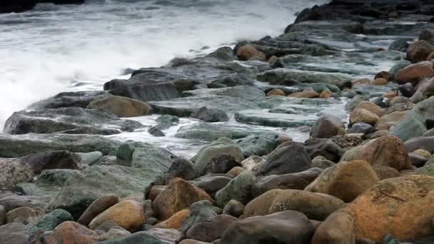 Olas de tormenta chocan contra las rocas — Vídeos de Stock