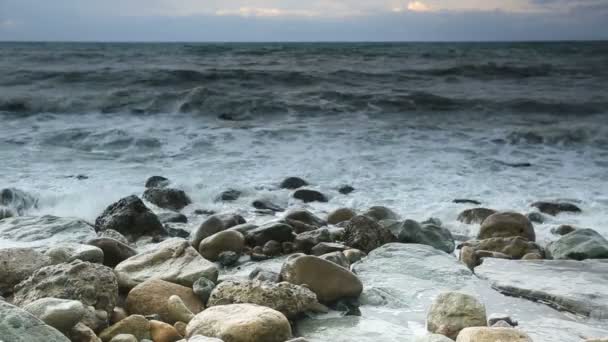 Θύελλα κύματα που σκάνε στα βράχια — Αρχείο Βίντεο