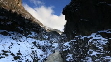 zaman atlamalı akan nehir ve kışın bulutlar
