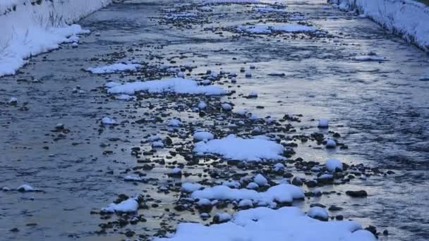 Дуже відомим місцем давно озеро — стокове відео