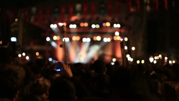 Muchas personas en la zona de conciertos — Vídeos de Stock