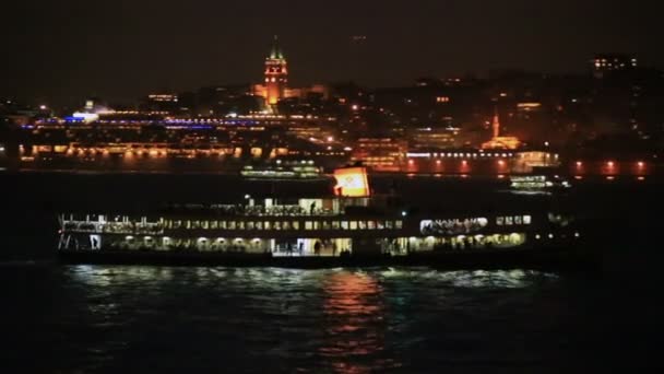 Stedelijk vervoer over zee in front Cruise Ship — Stockvideo