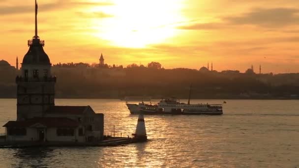 Maiden Tower och passagerar fartyg — Stockvideo