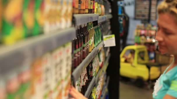 Mujeres que buscan en la tienda — Vídeo de stock