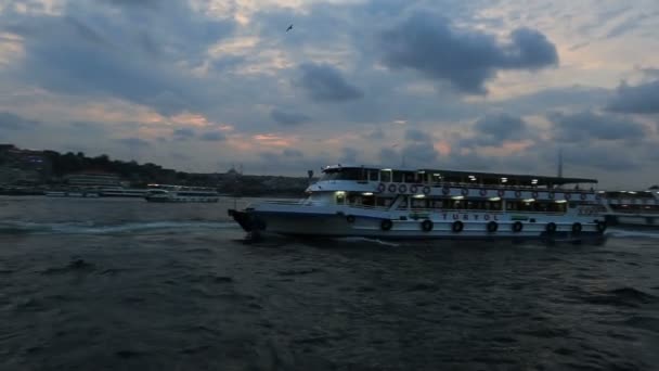 Pont galata et bateau — Video