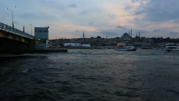 Puente y barco galata — Vídeos de Stock