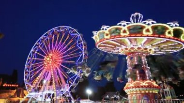 Swing ve dönme dolap, lunapark zaman atlamalı