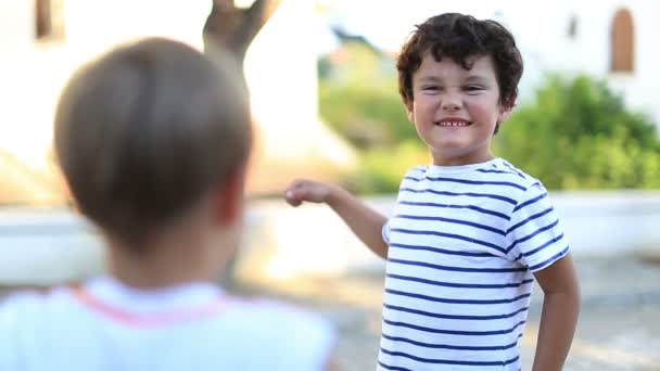 Hautnah zwei süße Kinder zanken — Stockvideo