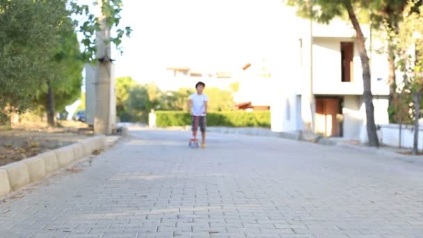 Pequeño niño montar scooter — Vídeo de stock