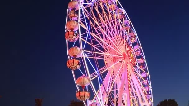 Balanço e roda gigante no parque de diversões lapso de tempo — Vídeo de Stock