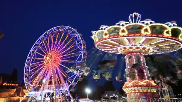 Swing y noria rueda en el parque de atracciones time lapse — Vídeos de Stock