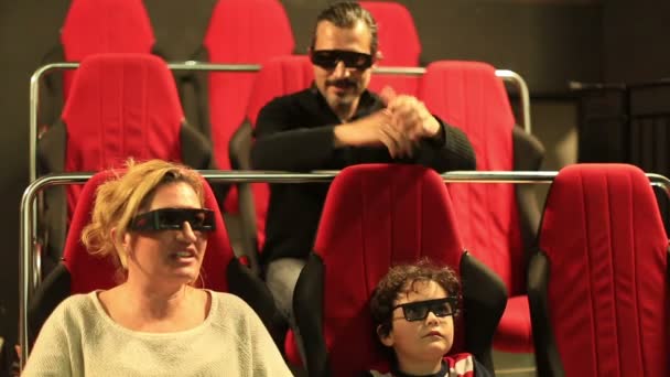 Familia feliz viendo 3D - película 5D en el cine — Vídeo de stock