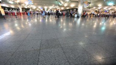 insanlar bir havaalanında