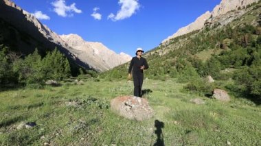 Gps yönü tarafından kontrol uzun yürüyüşe çıkan kimse