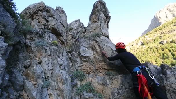 Klimmer klimmen van de top van de rots 10 — Stockvideo