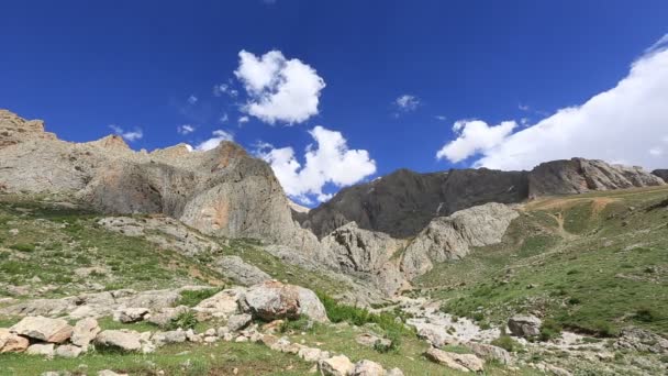 Nuages blancs célestes et laps de temps de montagne 2 — Video