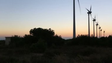 günbatımı zaman, mavi saat rüzgar türbini, yel değirmeni, yeşil enerji, yenilenebilir enerji