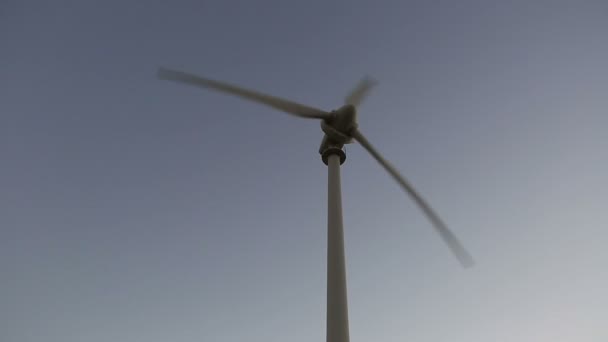 Turbina eólica, molino de viento, energía verde, energía renovable — Vídeo de stock