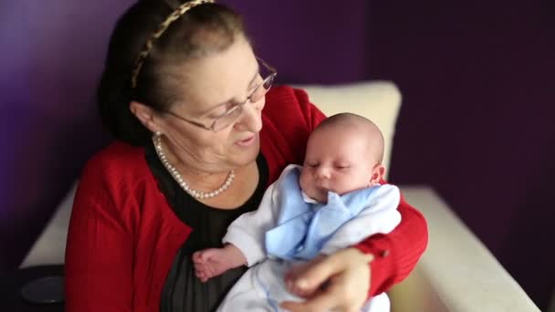 Newborn baby with grandmother 2 — Stock Video