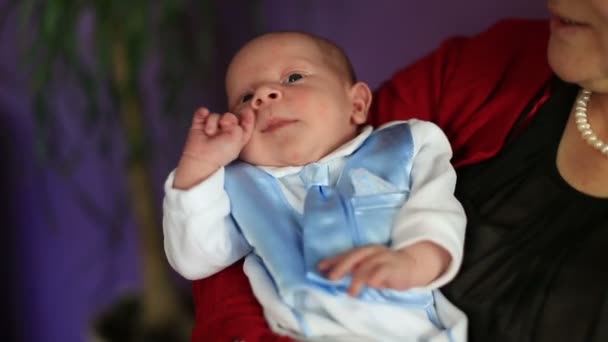 Pasgeboren baby met grootmoeder 1 — Stockvideo